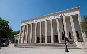 Neoclassical building with columns, labeled "Museo Histórico Provincial," under clear sky with trees.