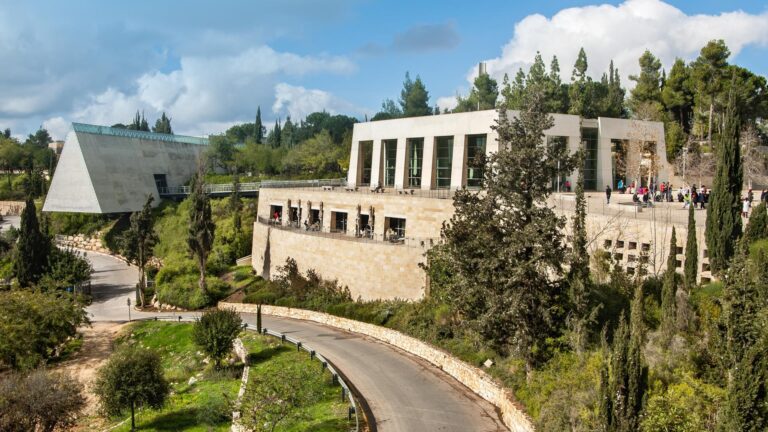 yad veshem museum 768x432